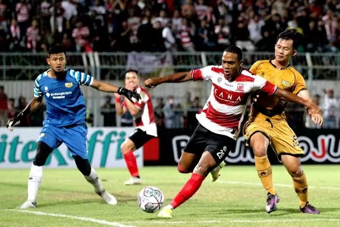 Pemain Madura United Saat Berduel Dengan Pemain Dewa United Di Stadion Gelora Bangkalan.