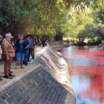 Air Sungai Berwarna Merah Yang Disebabkan Limbah Pewarna Batik.