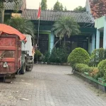 Truck Bermuatan Sampah Terlihat Berda Di Halaman Kantor Dlh Bangkalan.