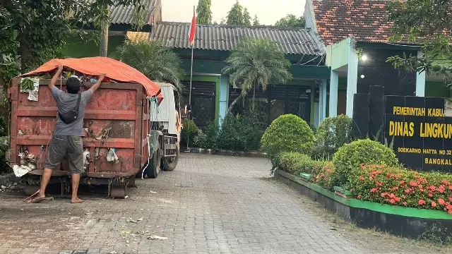 Truck Bermuatan Sampah Terlihat Berda Di Halaman Kantor Dlh Bangkalan.