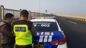 Polisi Tilang Pengendara Sepeda Motor Nekat Masuk Jalur Roda Empat Di Jembatan Suramadu