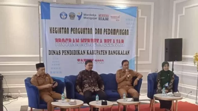 Plt Kepala Dinas Pendidikan Kabupaten Bangkalan Agus Sugianto Zein Saat Menghadiri Sosialisasi Program Merdeka Belajar.