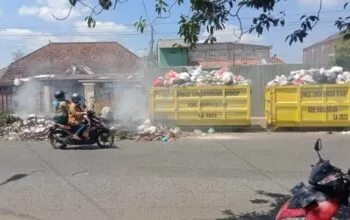 Kondisi Sampah Di Salah Satu Tps Di Kota Bangkalan Terlihat Menumpuk