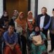 Bupati Sampang H. Slamet Junaidi Saat Bersama Warga Yang Mengalami Penyakit Lumpuh Di Pendapa Trunojoyo.
