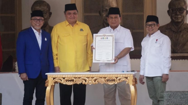Prabowo Menunjukkan Nota Kerjasama Usai Dapat Dukungan Dari Pan Dan Golkar.