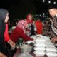 Bupati Sampang H. Slamet Junaidi Saat Memilih Makanan Di Salah Satu Pkl Yang Telah Diborong.