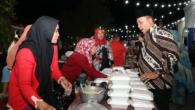 Bupati Sampang H. Slamet Junaidi Saat Memilih Makanan Di Salah Satu Pkl Yang Telah Diborong.