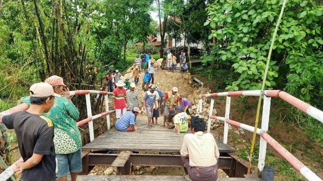 Kondisi Kerusakan Jembatan Di Desa Daleman, Kecamatan Kedungdung, Kabupaten Sampang.