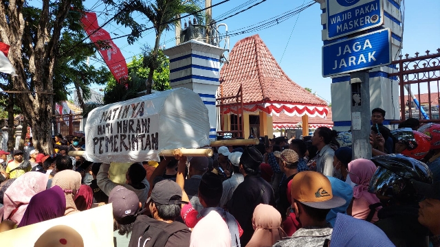 Aksi Demonstrasi Yang Dilakukan Pedagang Pasar Srimangunan.