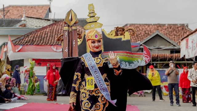 Salah Satu Peserta Tambelangan Fashion Carnival Tahun Lalu. (Foto : Instagram Sampang Kreatif)