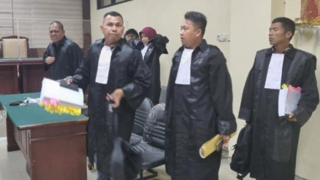 Kuasa Hukum Eks Bupati Bangkalan Saat Mengikuti Sidang Di Pengadilan Tipikor Surabaya.