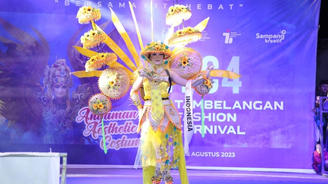 Salah Satu Guest Star Yang Tampil Saat Event Tambelangan Fashion Carnival 4. (Foto : Prokopim Pemkab Sampang)