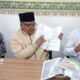 Ketua Lp Ma'Arif Nu Dan Ketua Rois Syuriyah Pcnu Sampang Saat Menunjukkan Buka Yang Memuat Materi Menyimpang.