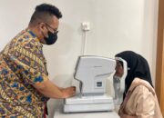 Salah Satu Warga Bangkalan Hana Rohadatul Saat Melakukan Pengecekan Mata Di Optik Natamata Eyewear.