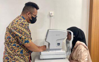 Salah Satu Warga Bangkalan Hana Rohadatul Saat Melakukan Pengecekan Mata Di Optik Natamata Eyewear.