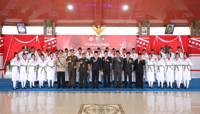 28 Pasukan Pengibar Bendera Merah Putih Di Kabupaten Sampang Dikukuhkan