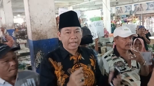 Anggota Dprd Sampang Aulia Rahman Saat Meninjau Kondisi Pasar Srimangunan Seorang Diri.