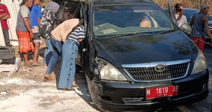 Kondisi Mobil Dinas Pemkab Pamekasan Usai Mengalami Kecelakaan Di Jalan Raya Gunung Gigir, Kecamatan Blega, Bangkalan.