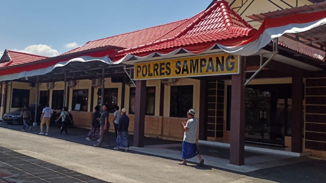 Beberapa Saksi Usai Menjalani Pemeriksaan Di Polres Sampang.