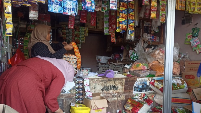 Penjual Beras Dan Sembako Di Salah Satu Pasar Sampang.