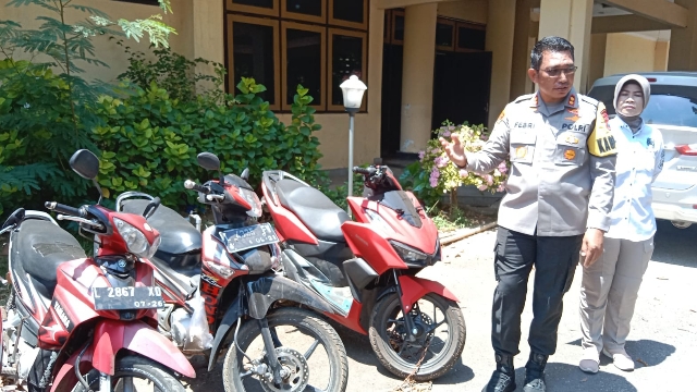 Barang Bukti Pencurian Sepeda Motor Saat Ditunjukkan Oleh Kapolres Bangkalan Akbp Febri Isman Jaya.