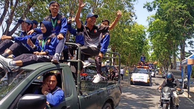 Arak-Arakan Atlet Kabupaten Sampang Usai Mengikuti Porprov Jatim Viii