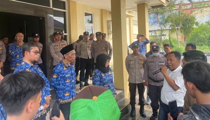 Diduga Ada Kongkalikong Dengan Kontraktor, Kantor Ulp Bangkalan Didemo