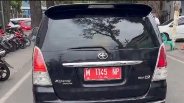 Mobil Yang Ditumpangi Oleh Kepala Disnaker Sampang Usai Mengalami Kecelakaan Ringan.