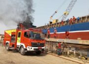 Kapal Kargo Di Pelabuhan Kamal Bangkalan Terbakar