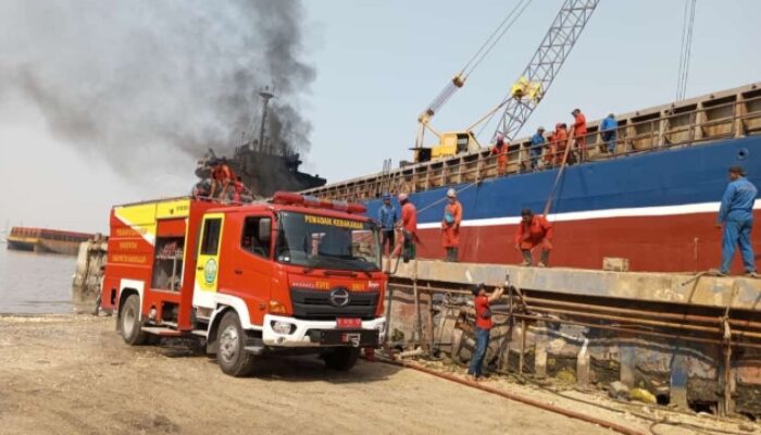 Kapal Kargo Di Pelabuhan Kamal Bangkalan Terbakar