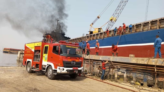 Mobil Damkar Saat Berupaya Memadamkan Kobaran Api Di Galangan Kapal Milik Pt Ben Santosa.