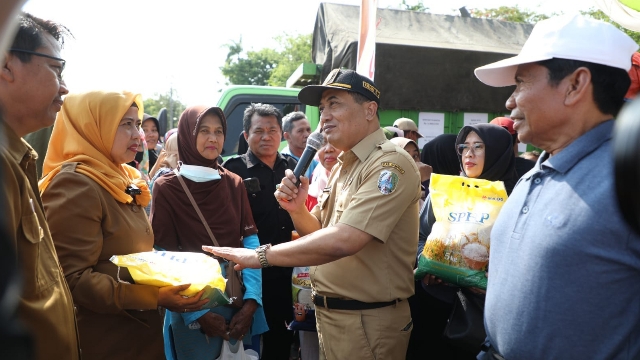 Sekdakab Sampang H. Yuliadi Setiyawan Saat Meninjau Pelaksanaan Gerakan Pangan Murah.