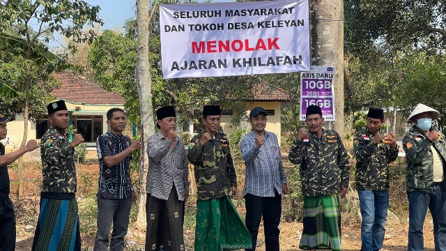 Masyarakat Dan Kepala Desa Saat Melakukan Pemasangan Banner Penolakan Ajaran Khilafah.