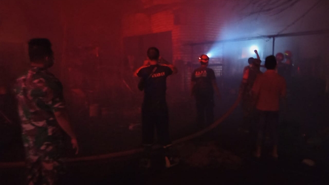 Petugas Pemadam Kebakaran Saat Berupaya Memadamkan Kobaran Api.
