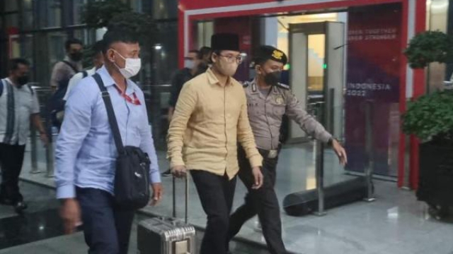 R Abdul Latif Amin Imron Eks Bupati Bangkalan Saat Berada Di Gedung Kpk Ri.