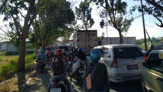 Kemacetan Yang Terjadi Di Jalan Raya Plakaran Kecamatan Jrengik Sampang