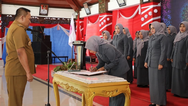 Bupati Sampang H. Slamet Junaidi Saat Melantik Pengurus Gabungan Organisasi Wanita.