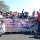 Peserta Demo Saat Melakukan Aksi Protes Di Akses Jembatan Suramadu.