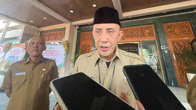 Pj Bupati Bangkalan Arief M Edie Saat Memberikan Keterangan Kepada Awak Media