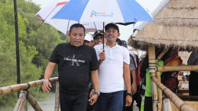 Bupati Dan Wakil Bupati Sampang Saat Berada Di Salah Satu Lokasi Wisata Di Kecamatan Sreseh.