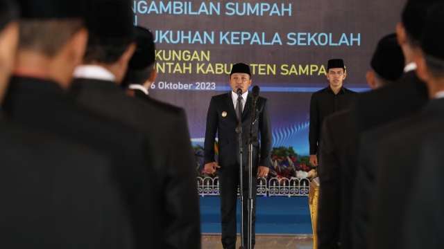 Bupati Sampang H. Slamet Junaidi Saat Mengukuhkan Para Kepala Sekolah. (Foto : Prokopim Pemkab Sampang)