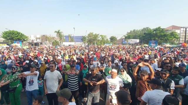 Ribuan Masyarakat Antusias Mengikuti Jalan Jalan Sehat Amin.