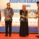 Pj Bupati Bangkalan Arief M Edie Saat Menerima Penghargaan Dari Pemprov Jawa Timur.