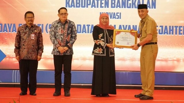 Pj Bupati Bangkalan Arief M Edie Saat Menerima Penghargaan Dari Pemprov Jawa Timur.