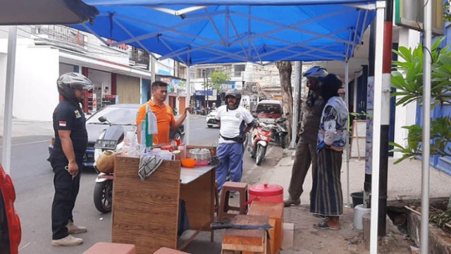 Satpol Pp Bangkalan Saat Melakukan Penertiban Pkl.