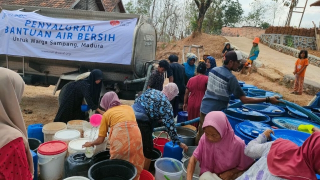 Penyaluran Air Bersih Menyasar Warga Desa Batorasang Kecamatan Tambelangan Sampang. (Foto : Pelindo Regional 3)