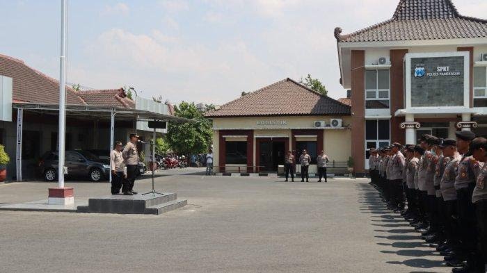 Personel Polres Pamekasan Saat Apel Pemberangkatan Pengamanan Pilkades. (Foto : Tribunnews)