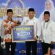 Bupati Sampang H. Slamet Junaidi Saat Menyerahkan Hadiah Umroh Gratis. (Foto : Prokopim Pemkab Sampang)