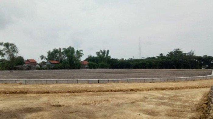 Kondisi Lapangan Sepakbola Di Sampang Sport Centre. (Foto : Tribunnews)