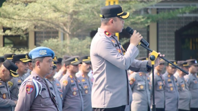 Wakapolres Bangkalan Kompol Jimmy Heryanto Hasiholan Manurung Saat Memimpin Apel Pagi Di Mapolres Bangkalan.